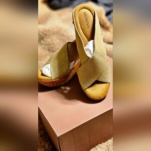 Sz 6  Gold Merona Wedge Mules